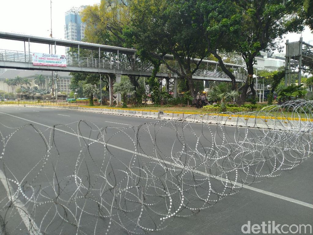 Akses ke Istana Ditutup, Demo Dipusatkan di Sekitar Patung Kuda Akses ke Istana Ditutup, Demo Dipusatkan di Sekitar Patung Kuda
