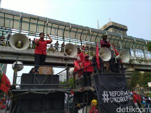 Massa KASBI Long March Menuju Istana, Lalin Jl MH Thamrin Macet Parah