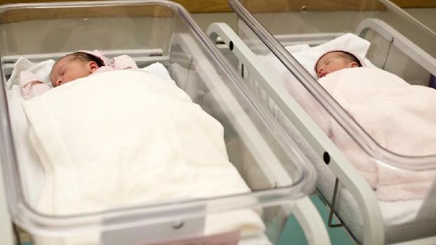 Cara Membuat Anak Kembar, Faktor Penentu & Risikonya