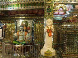 Kuil Kaca Cantik Nan Unik di Malaysia