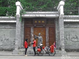 Bukti Cinta, Pria Ini Nekat Bersepeda ke China Demi Lamar Kekasihnya