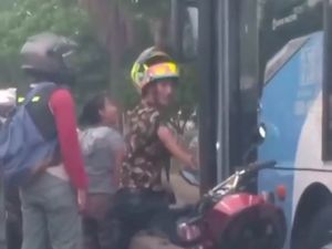 Tuh! Motor yang Lewat Jalur Busway Motor Terjepit Bus