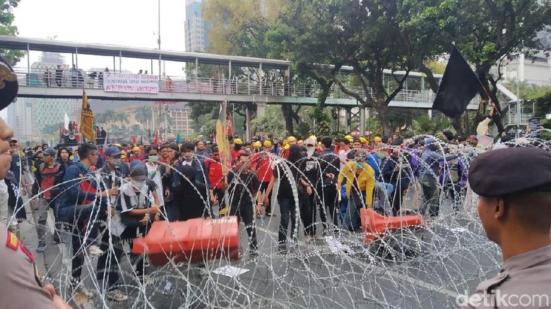 Massa Rusak Kawat Berduri di Patung Kuda, Orator Ingatkan Tak Anarkis