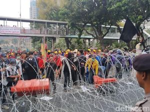 Massa Rusak Kawat Berduri di Patung Kuda, Orator Ingatkan Tak Anarkis