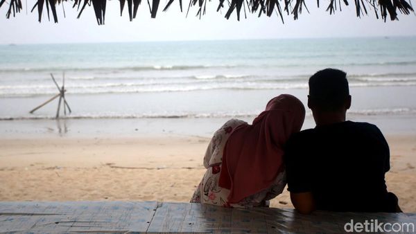 Berkunjung ke Pantai Tanjung di Pulau Terdepan Indonesia