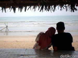 Berkunjung ke Pantai Tanjung di Pulau Terdepan Indonesia