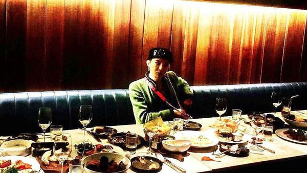 Baru Pulang Wamil, Ini Gaya Kulineran G-Dragon dengan Teman-temannya