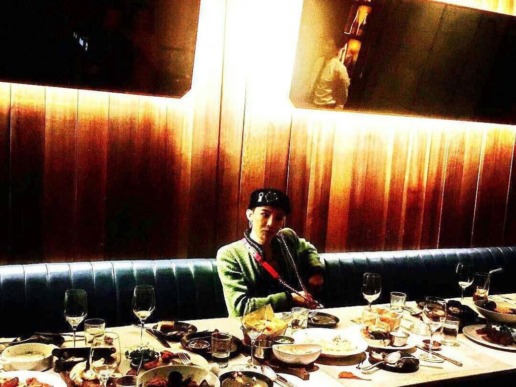 Baru Pulang Wamil, Ini Gaya Kulineran G-Dragon dengan Teman-temannya Baru Pulang Wamil, Ini Gaya Kulineran G-Dragon dengan Teman-temannya
