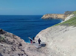 Panorama Pantainya Elok, tapi Warga Masih Harus Timba Air di Tebing