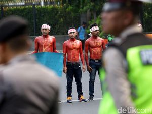 Massa Mahasiswa Halu Oleo Kendari Gelar Aksi di Patung Kuda