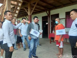 Berbaju Tahanan, 2 Siswa Pengeroyok dan Penikam Guru di Manado Reka Ulang Berbaju Tahanan, 2 Siswa Pengeroyok dan Penikam Guru di Manado Reka Ulang