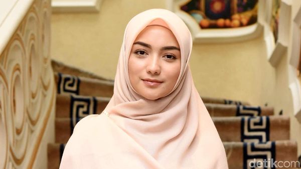 Cantiknya Citra Kirana Pakai Hijab Warna Beige, Bikin Adem