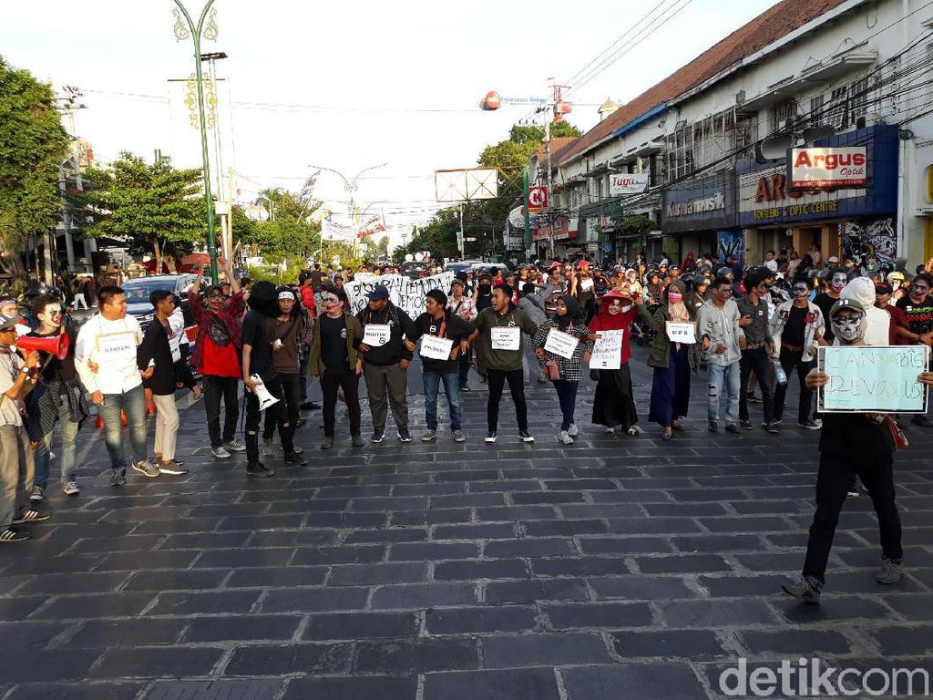 Aksi di Tugu Pal Putih Yogya, Massa Fokus Bikin Panggung Rakyat Aksi di Tugu Pal Putih Yogya, Massa Fokus Bikin Panggung Rakyat
