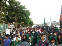 Mahasiswa Makassar Turun ke Jalan, Sesaki Flyover Urip Sumoharjo
