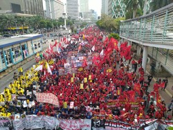 Demo di Jalan MH Thamrin, Massa Buruh Tolak Iuran BPJS Naik
