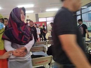 Rekonstruksi Kasus Balita Digelonggong Ibu, Pelaku Juga Cekik Leher Anaknya Rekonstruksi Kasus Balita Digelonggong Ibu, Pelaku Juga Cekik Leher Anaknya