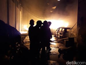 Pabrik Plastik di Sidoarjo Terbakar, Karyawan Berhamburan Keluar Pabrik Plastik di Sidoarjo Terbakar, Karyawan Berhamburan Keluar