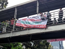 Massa di Patung Kuda Copot dan Ganti Tulisan di Spanduk Seknas Jokowi