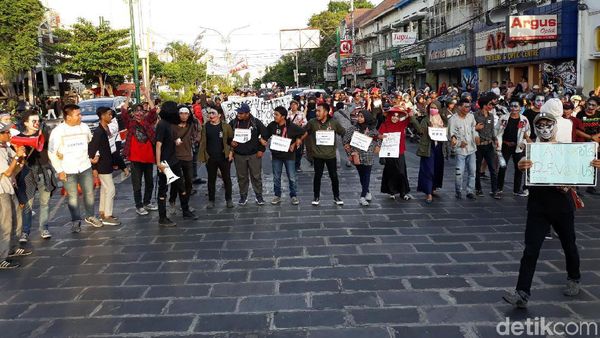 Mahasiswa Yogya Gelar Panggung Rakyat di Tugu Pal Putih
