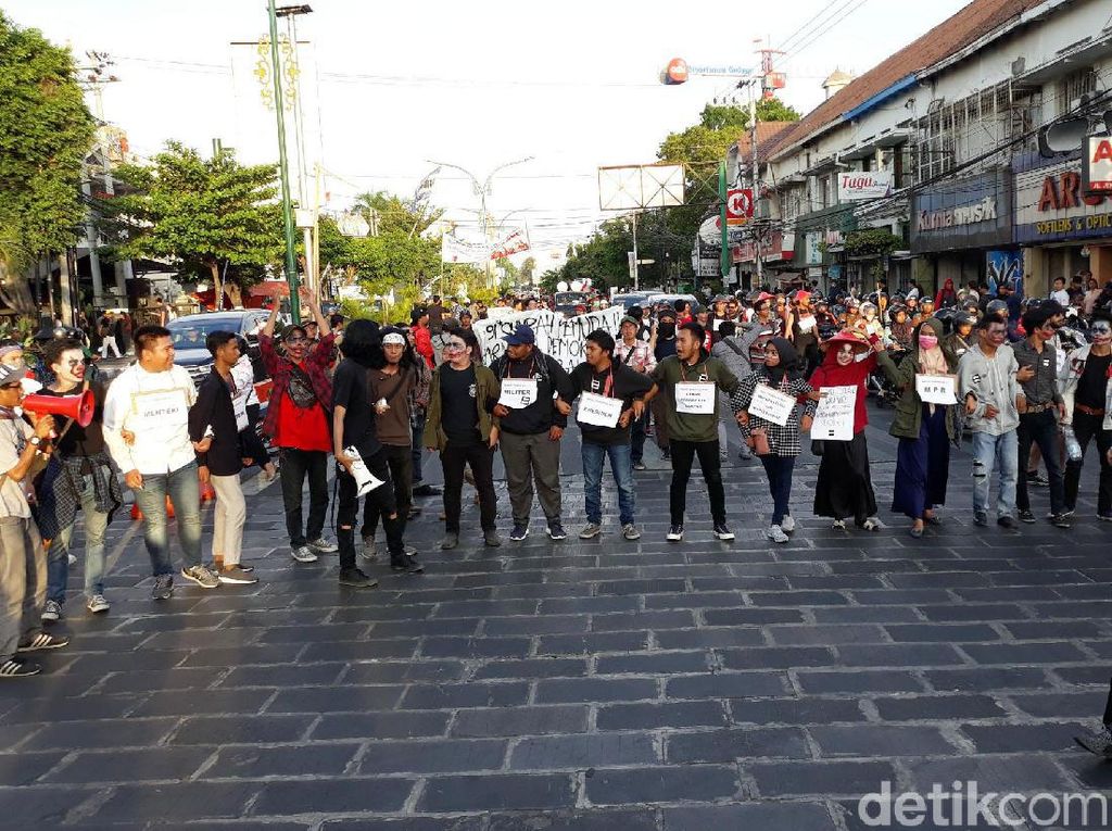 Mahasiswa Yogya Gelar Panggung Rakyat di Tugu Pal Putih Mahasiswa Yogya Gelar Panggung Rakyat di Tugu Pal Putih