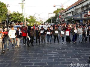 Mahasiswa Yogya Gelar Panggung Rakyat di Tugu Pal Putih Mahasiswa Yogya Gelar Panggung Rakyat di Tugu Pal Putih