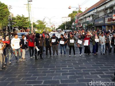 Mahasiswa Yogya Gelar Panggung Rakyat di Tugu Pal Putih