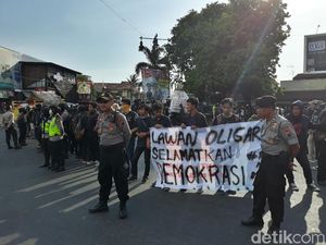 Aksi Unjuk Rasa #SoloBergerak Tolak UU KPK Digelar di Tugu Kartasura Aksi Unjuk Rasa #SoloBergerak Tolak UU KPK Digelar di Tugu Kartasura
