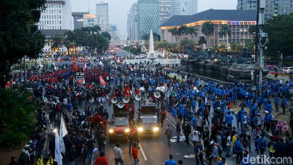 Massa KASBI dan Mahasiswa Membubarkan Diri