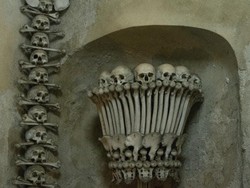 Dilarang Selfie di Gereja Isi Puluhan Ribu Tulang Manusia Ini