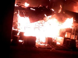 Pasar Tanah Merah Bangkalan Terbakar, Ratusan Kios Ludes Dilalap Api