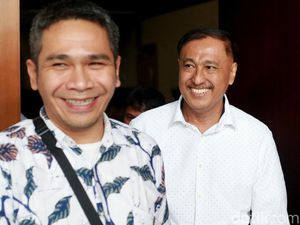 Senyum Markus Nari Usai Dituntut 9 Tahun Bui Senyum Markus Nari Usai Dituntut 9 Tahun Bui