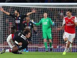 Zaha Berlari...dan Dihentikan Saja oleh Guendouzi dengan Tekel Ala Rugbi!