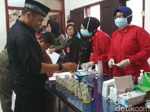 Dua Anggota DPRD Kota Blitar Ngacir Saat Dites Urine Dua Anggota DPRD Kota Blitar Ngacir Saat Dites Urine