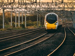 Kayak di Film! Masinis Pingsan, Penumpang Kereta Dobrak Pintu