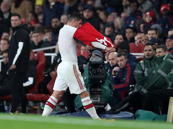 Momen Granit Xhaka melepas jersey Arsenal di pinggir lapangan Stadion Emirates. (Foto: Alex Morton/Getty Images)