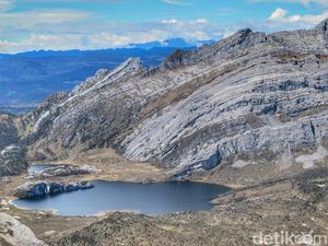 Danau di Atas Gunung Papua Memang Juara Danau di Atas Gunung Papua Memang Juara