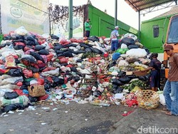Sampah Menggunung di Denpasar, Koster Sesalkan Pecalang Blokade TPA Suwung