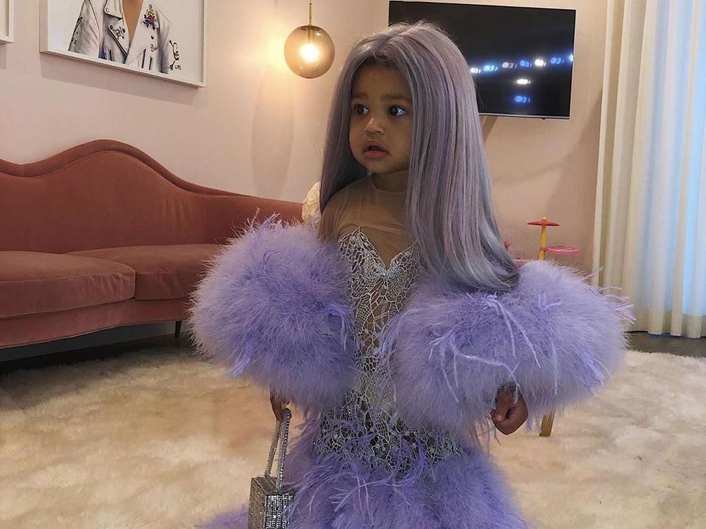 Gemas! Stormi Tiru Gaya Kylie Jenner di MET Gala Buat Halloween Gemas! Stormi Tiru Gaya Kylie Jenner di MET Gala Buat Halloween
