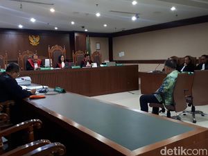 Dua Penyuap Eks Bupati Lampung Tengah Dituntut 2,5 Tahun Penjara Dua Penyuap Eks Bupati Lampung Tengah Dituntut 2,5 Tahun Penjara