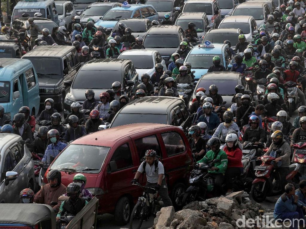Ada Kecelakaan Minibus di Tol Jakarta-Tangerang, Lalin Macet 9 Km Ada Kecelakaan Minibus di Tol Jakarta-Tangerang, Lalin Macet 9 Km