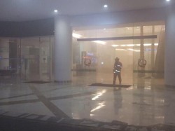 Petugas Mulai Proses Pendinginan di Ruang Panel RS Mayapada yang Terbakar