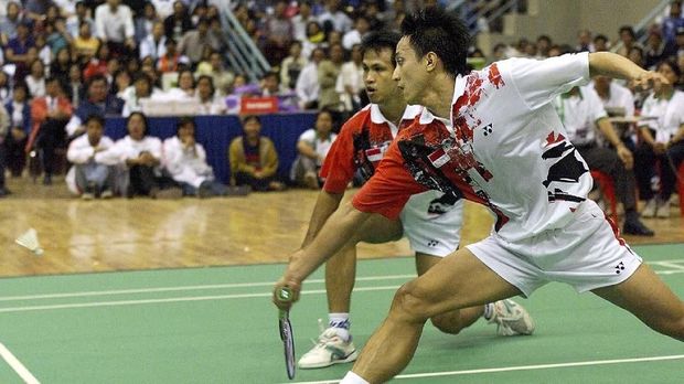 Rexy Mainaky dan Ricky Subagdja Indonesian badminton players Rexy Mainaky (L) and Ricky Subagdja (R) dash to reach a shuttle during their men's doubles final match against Pramote Teerawiwatana and Siripong Siripool of Thailand 17 December in the 13th Asian Games at the Thammasat University Sports Complex. Subagdja and Mainaky beat Teerawiwatana and Siripool by 2-0 (15-5, 15-10) to get gold medals. (ELECTRONIC IMAGE) AFP PHOTO/TOSHIFUMI KITAMURA (Photo by Toshifumi KITAMURA / AFP)