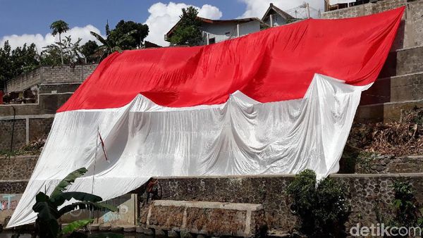 Potret Bendera Merah Putih Raksasa di Peringatan Sumpah Pemuda