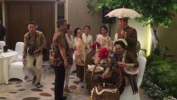 Acara tujuh bulanan Ahok dan Puput