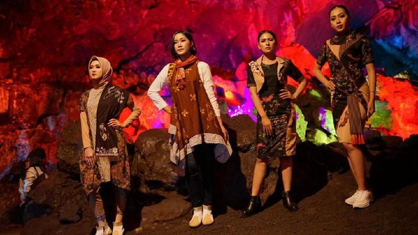 Foto: Seperti Ini Uniknya Fashion Show di Gua Lawa, Purbalingga