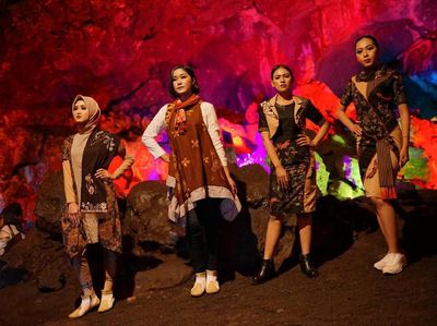 Foto: Seperti Ini Uniknya Fashion Show di Gua Lawa, Purbalingga