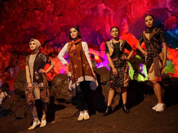 Foto: Seperti Ini Uniknya Fashion Show di Gua Lawa, Purbalingga