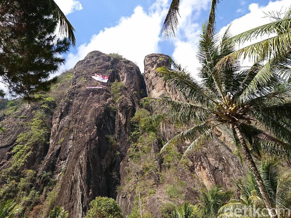 Peringati Sumpah Pemuda, Bendera Raksasa Dibentangkan di Tebing 350 Meter Peringati Sumpah Pemuda, Bendera Raksasa Dibentangkan di Tebing 350 Meter