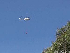 Water Bombing Terus Gempur Titik Api di Pegunungan Ijen