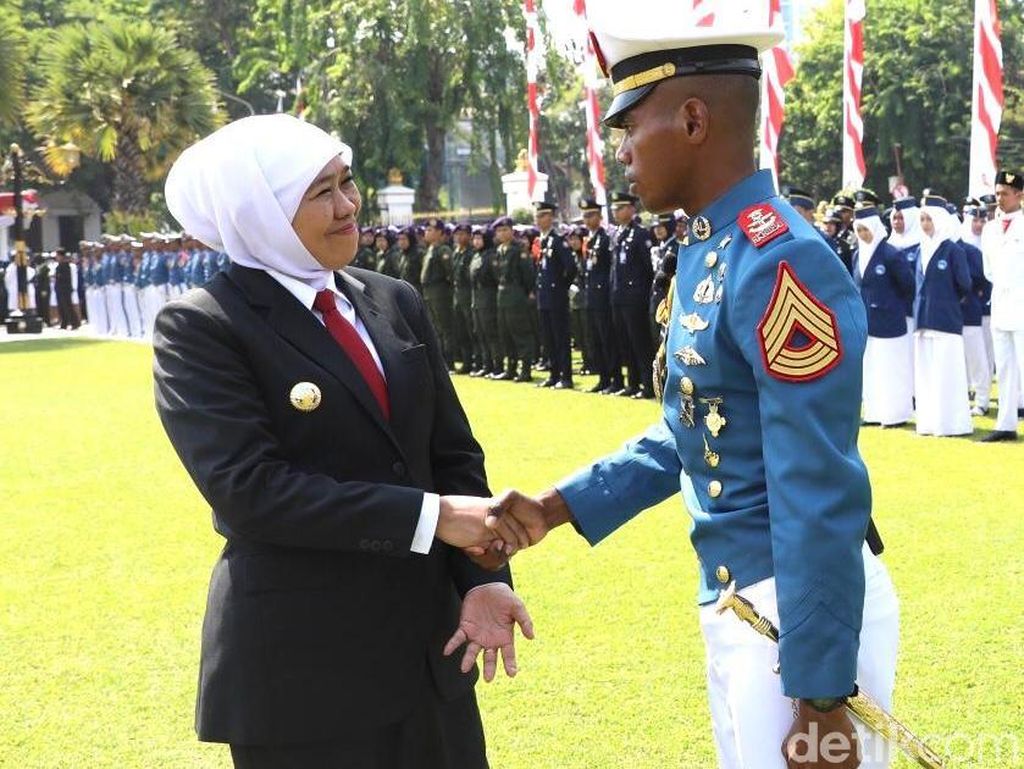 Saat Khofifah Hampiri Komandan Upacara Hari Sumpah Pemuda Asal Jayapura Saat Khofifah Hampiri Komandan Upacara Hari Sumpah Pemuda Asal Jayapura